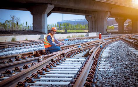 ingeniero ferroviario bajo control del proceso de construcción prueba ...