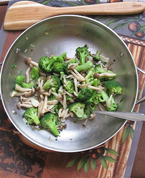 Broccoli Stir-Fry Brown Beech Mushrooms - 西兰花清炒本占地菇 | Mushroom recipes ...