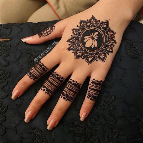 20 Simple Circle Mehndi Designs That We Are In Awe Of