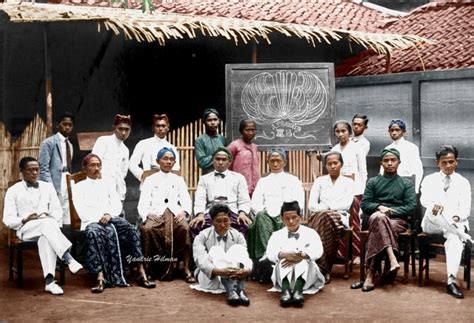 Staf pengajar di Lembaga Pendidikan Nasional Taman Siswa Yogyakarta ...