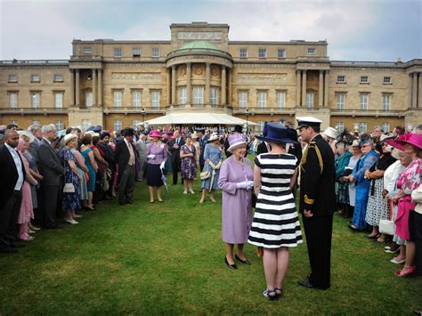 Buckingham Palace garden party - CBS News