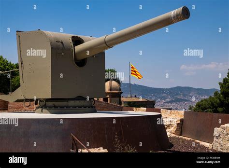 Military canon from the 1930s at the Montjuic castle, Montanya de ...