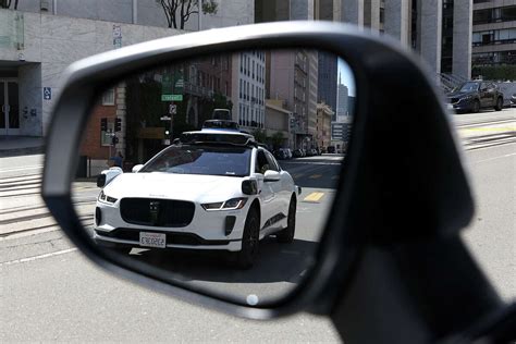 Waymo car brings SF traffic to a halt during rush hour