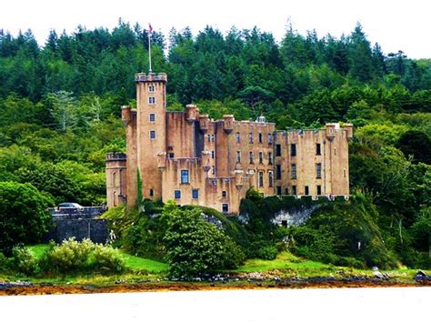 Chiefs of Clan MacLeod: Twenty generations at Dunvegan Castle, Scotland