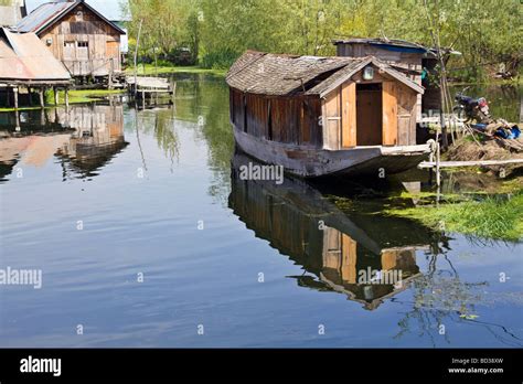 Dal lake and houseboat hi-res stock photography and images - Alamy