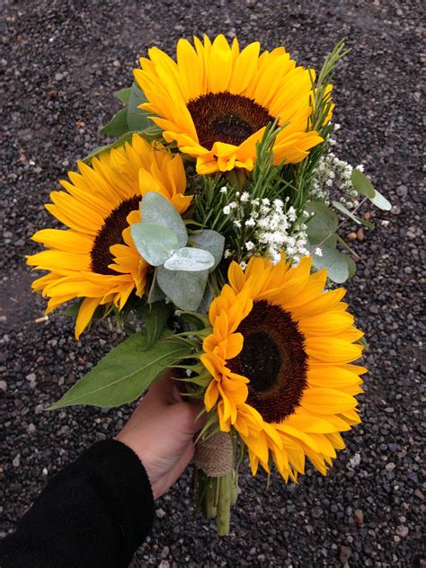 Simple Sunflower bouquet | Sunflower bridal bouquet, Bridal sunflowers ...