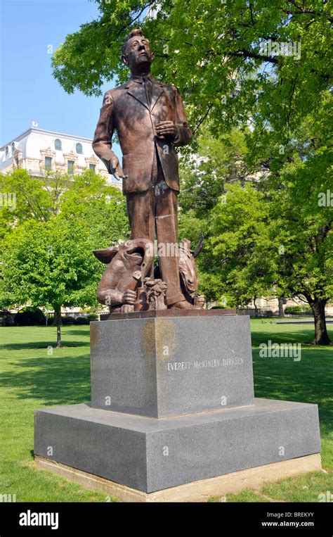 Everett Dirksen statue in front of Illinois State Capitol Building ...