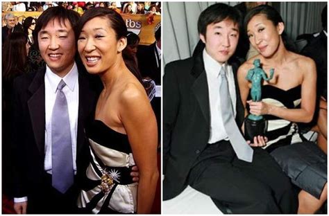 two pictures of people posing for the camera and one has an award in ...