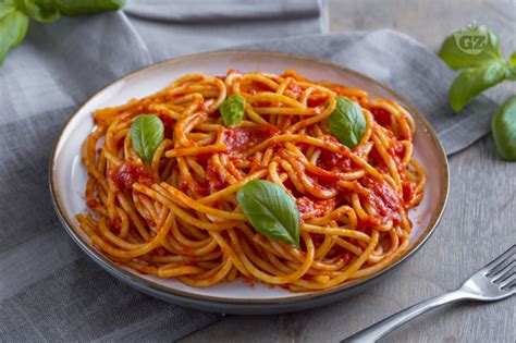 Spaghetti with tomato sauce - Italian recipes by GialloZafferano