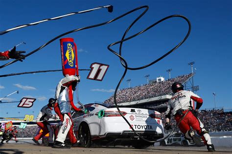 What Happens During a NASCAR Pit Stop?