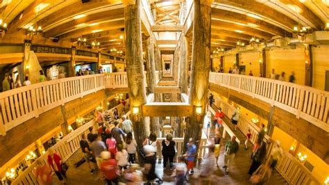 Noah's Ark theme park opens in Kentucky with life-size model - BBC News