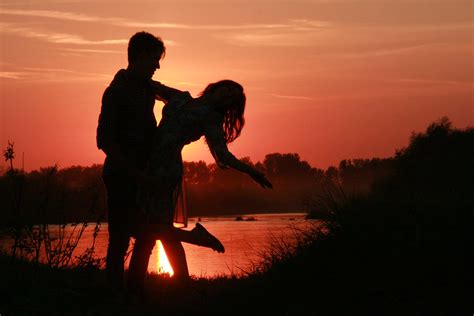 15+ Pictures of Love Couples at Sunset, Couple Sunset Wallpapers