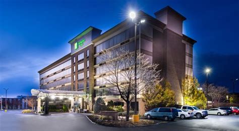 Holiday Inn Hotel & Suites Warren Warren This Warren, Michigan hotel is ...