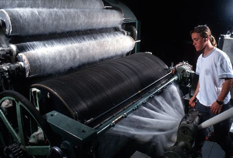 File:CSIRO ScienceImage 2911 Carding Wool.jpg - Wikimedia Commons