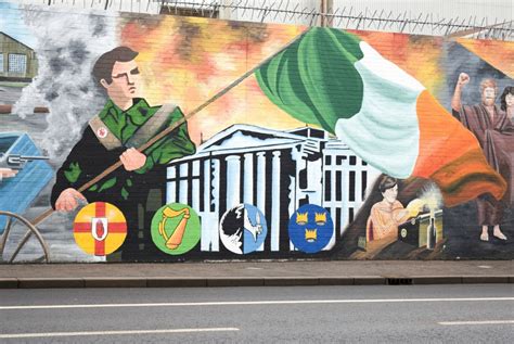 Belfast Wall Murals: Belfast Black Taxi Political History Tour