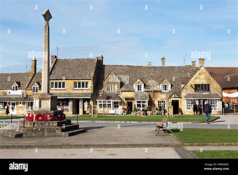 Broadway, Cotswolds - the village green, Broadway Village Stock Photo ...