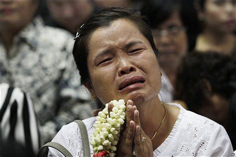 Woman+crying+at+funeral | Crying, Women, Face