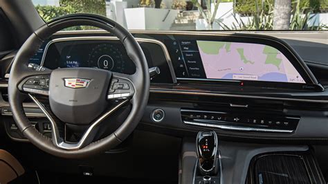 Das Interieur des Cadillac Escalade 2023 kombiniert Anzeigen und ...