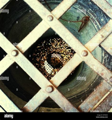 Wishing well coins hi-res stock photography and images - Alamy