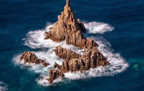 Rocks formation on the sea - Online Jigsaw Puzzles