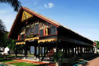 Dina Y Wulandari: Rumah adat dayak kalimantan