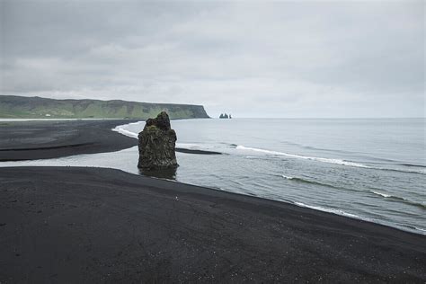 Rock formation on beach in Vik, Iceland – License image – 71421234 ...