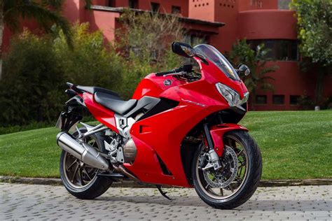 Honda VFR800 8th Gen Review - Reviewing A Cult Bike