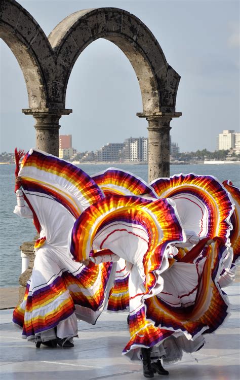 Folkloric_Dance_of_Jalisco%2C_Mexico_in_Puerto_Vallarta.jpg