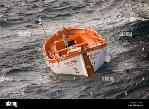 Bransfield strait antarctic sinking hi-res stock photography and images ...