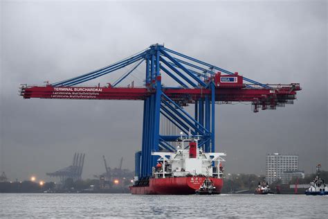 Felixstowe Dockers: New Container Gantry Cranes Arrive in Hamburg