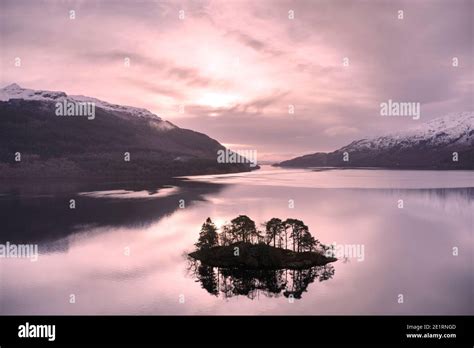 Ben Lomond at Loch Lomond during pink sunrise sky in Scotland Stock ...