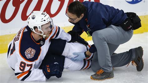 Connor McDavid suffers leg injury in Oilers' season finale | CTV News