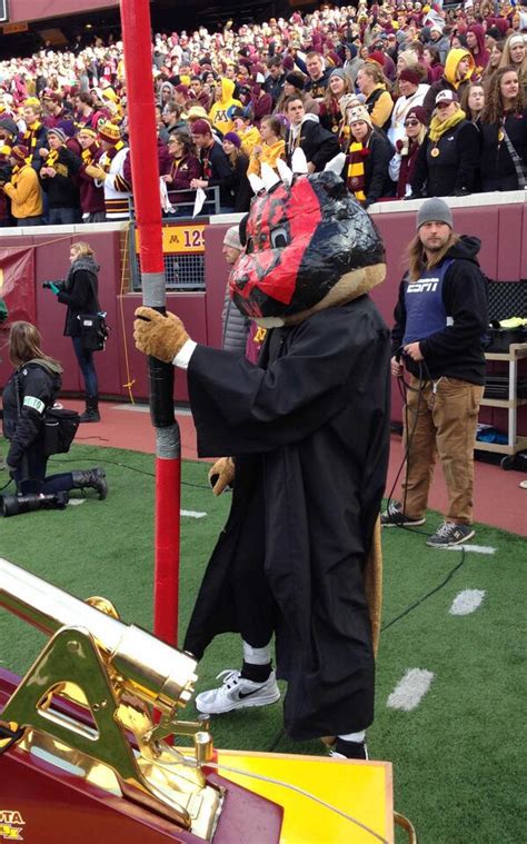 Goldy the Gopher can't decide what to be for Halloween - Big Ten Network