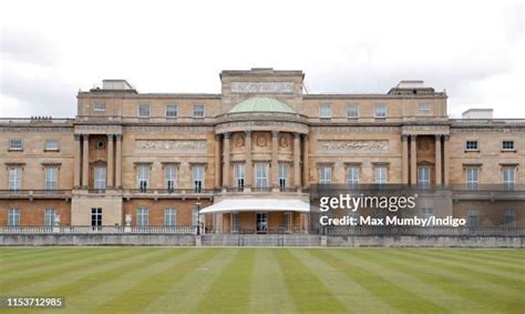 Buckingham Palace Gardens Photos and Premium High Res Pictures - Getty ...