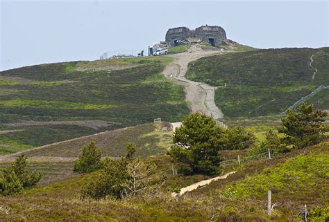 Moel Famau © Ian Greig cc-by-sa/2.0 :: Geograph Britain and Ireland