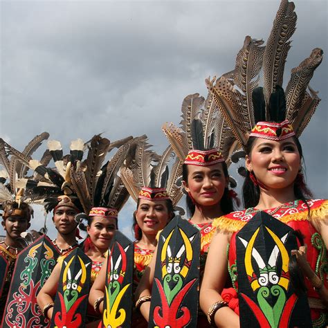 Eksplorasi budaya Suku Dayak di Festival Budaya Isen Mulang - Event