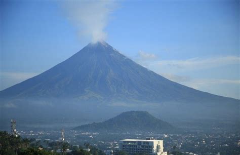 Alert Level 3 raised over Mayon, eruption possible | Philstar.com