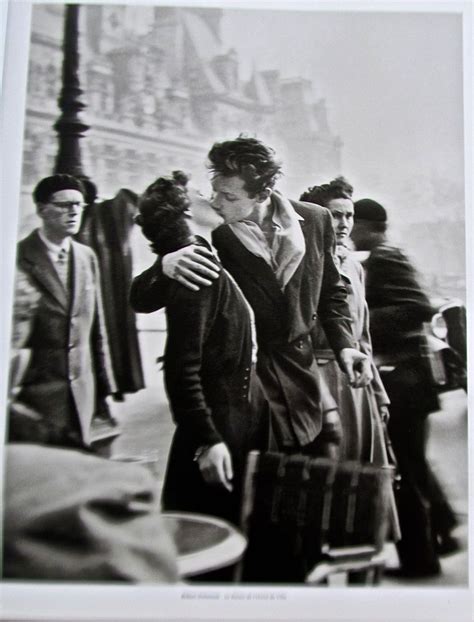 ROBERT DOISNEAU "THE KISS" MAN PASSIONATELY TAKES A STOLEN KISS ...