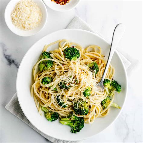 Pasta Aglio e Olio {Pasta with Garlic and Oil} - Pinch and Swirl