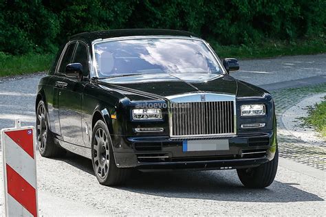 2018 Rolls-Royce Cullinan SUV Spied Testing New Dashboard - autoevolution