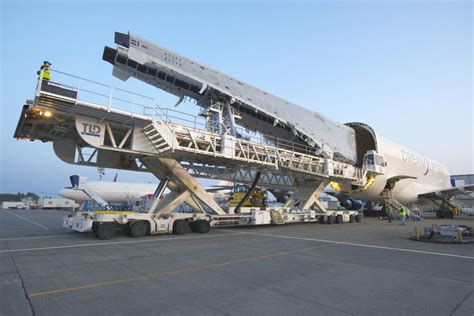 The Battle Of The Beasts: The Boeing Dreamlifter vs Airbus Beluga XL ...