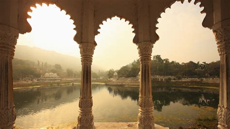 Serene Temple Reflections: A Stunning HD Wallpaper