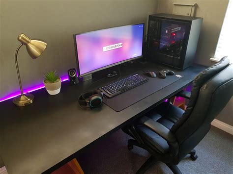 New desk and screen mount | Diseño de escritorio, Dormitorio de gamer ...