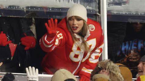 Taylor Swift Scores Icy View At Freezing Chiefs-Dolphins Playoff Game ...