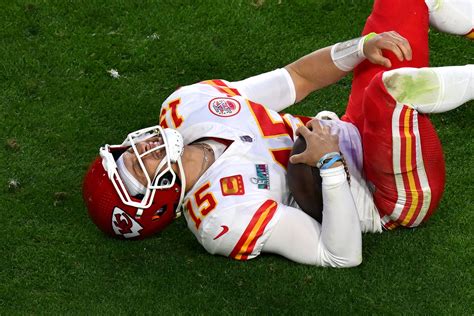 Chiefs QB Patrick Mahomes aggravates ankle injury in…