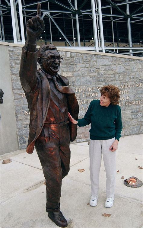 Slump-shouldered Joe Paterno statue? HBO film appears to alter history ...