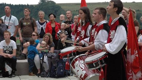 Knights and damsels travel back in time at Vianden Medieval Festival ...