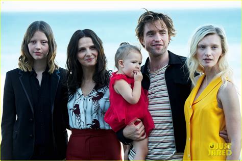 Robert Pattinson Joins Mia Goth & 'High Life' Cast at San Sebastian ...