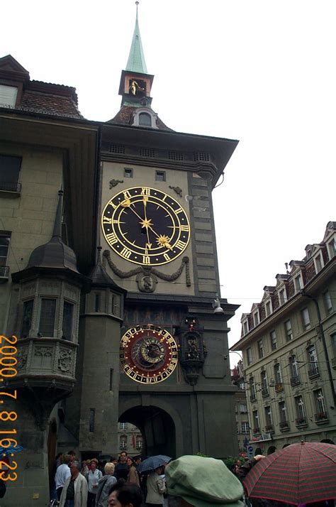 A famous clock tower in downtown Bern | Locais, Rio verde, Europa