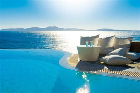 Infinity Pool, A Swimming Pool That Has No Limits - InspirationSeek.com